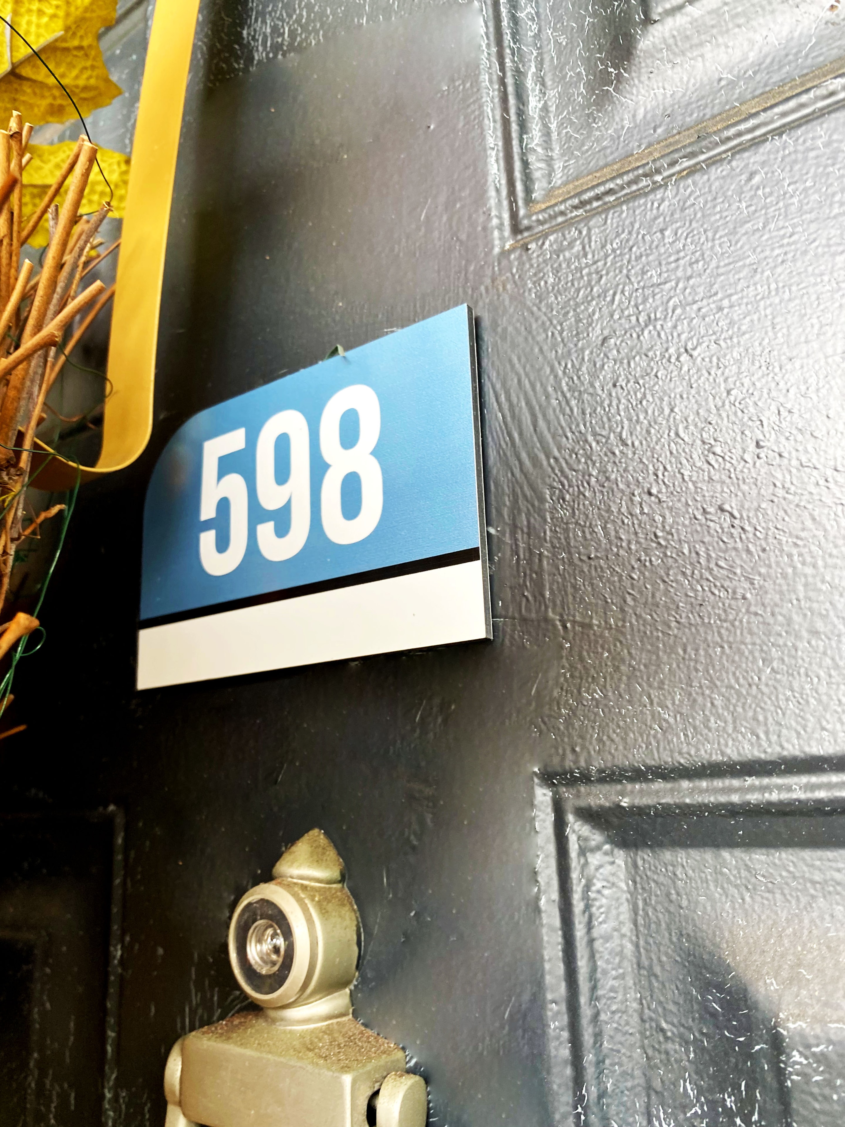Unit door plaque — Magnitude